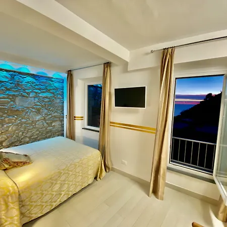 Giovanni 3* Manarola